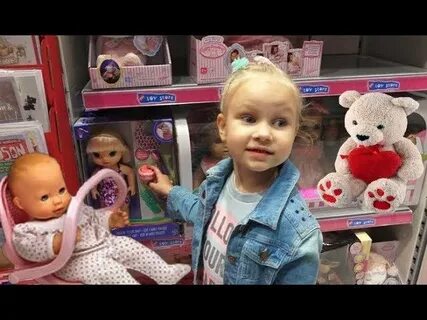 Алиса играет в куклы