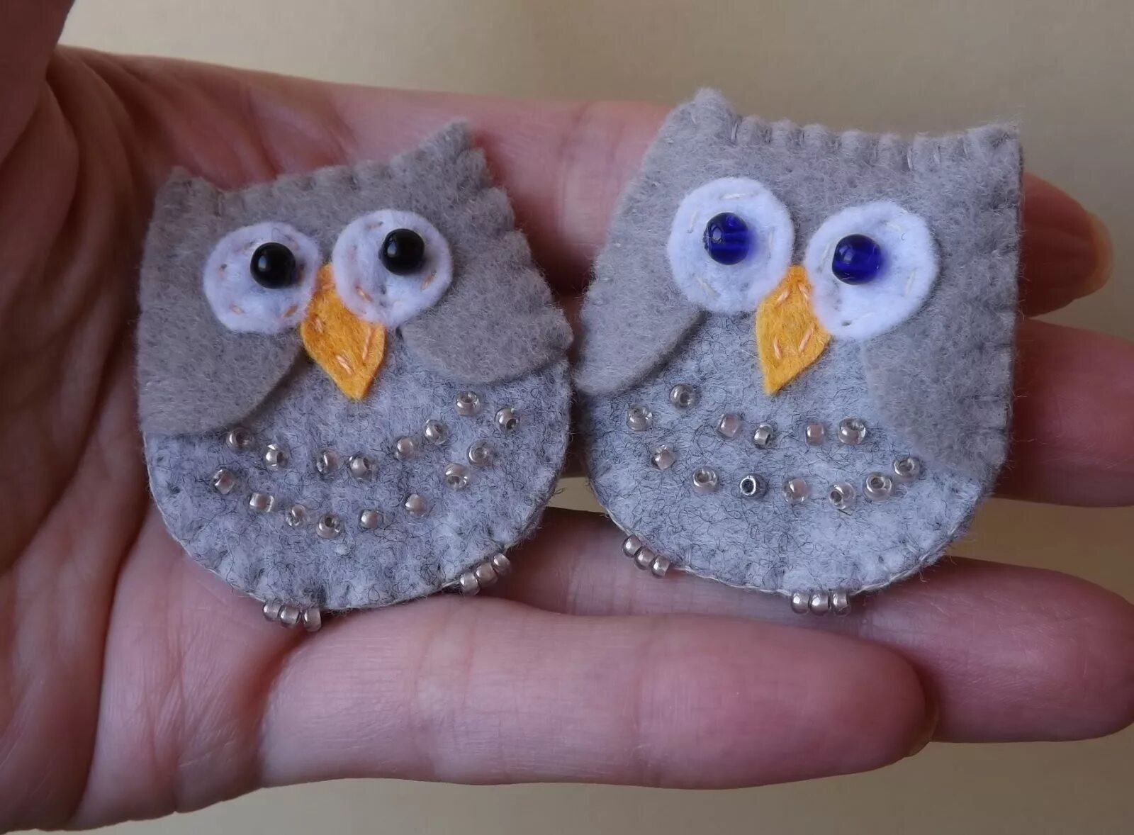 Брошь сова. Брошки из фетра сова. Совушки из фетра броши. Совенок из фетра брошка. Брошка фетр сова.