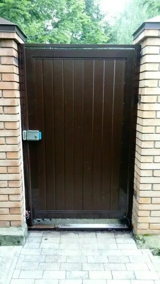 Замок на калитку из профнастила. Калитка мастер. Кованые калитки. Калитка мастер. Калитка из сэндвич панелей дорхан.