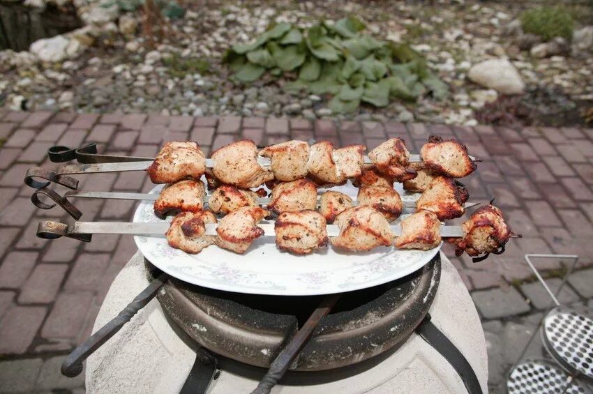Шашлык в тандыре. Блюдо для шашлыка. Мясо с овощами в тандыре. Приготовить в тандыре рецепты с фото. Блюда в тандыре.