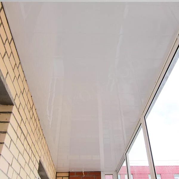 ПВХ панели на потолок балкона. Потолочные панели для лоджии. Пластиковый потолок на балконе. Панели ПВХ для балкона потолочные.