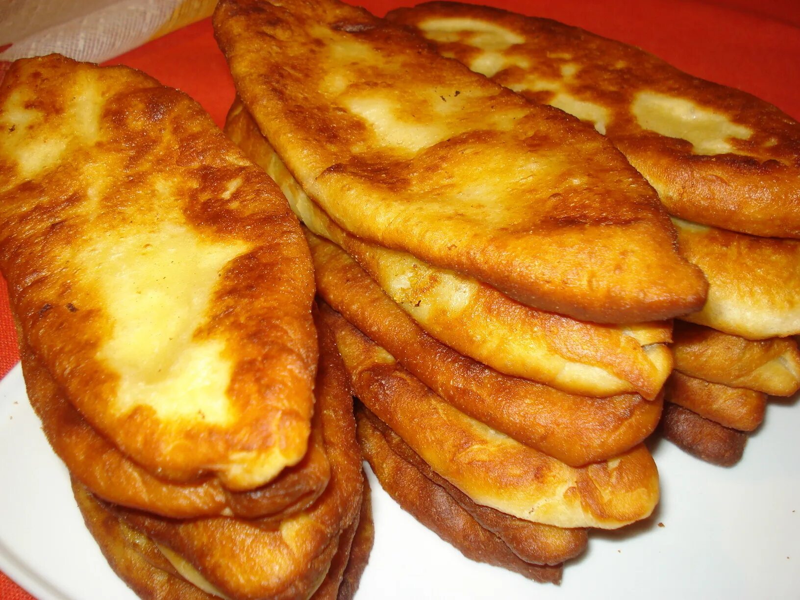 Заливной пирог на сковороде. Пирог с яблоками на сковороде. Пироги на сковороде без духовки быстро. Банница по-болгарски. Пирог на сковороде.