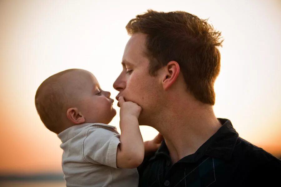 Разговор с ребенком. Родители и дети. Парень общаемся с ребенком. Общение детей. Парень общаемся с ребенком.