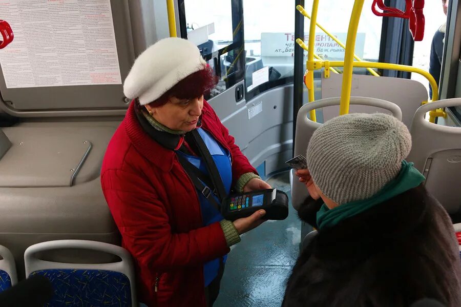 Пенсионеры в автобусе. Бабушка в автобусе. Пенсионерка в автобусе с проездным. Транспорт для Стариков. Бесплатная пересадка с автобуса на автобус