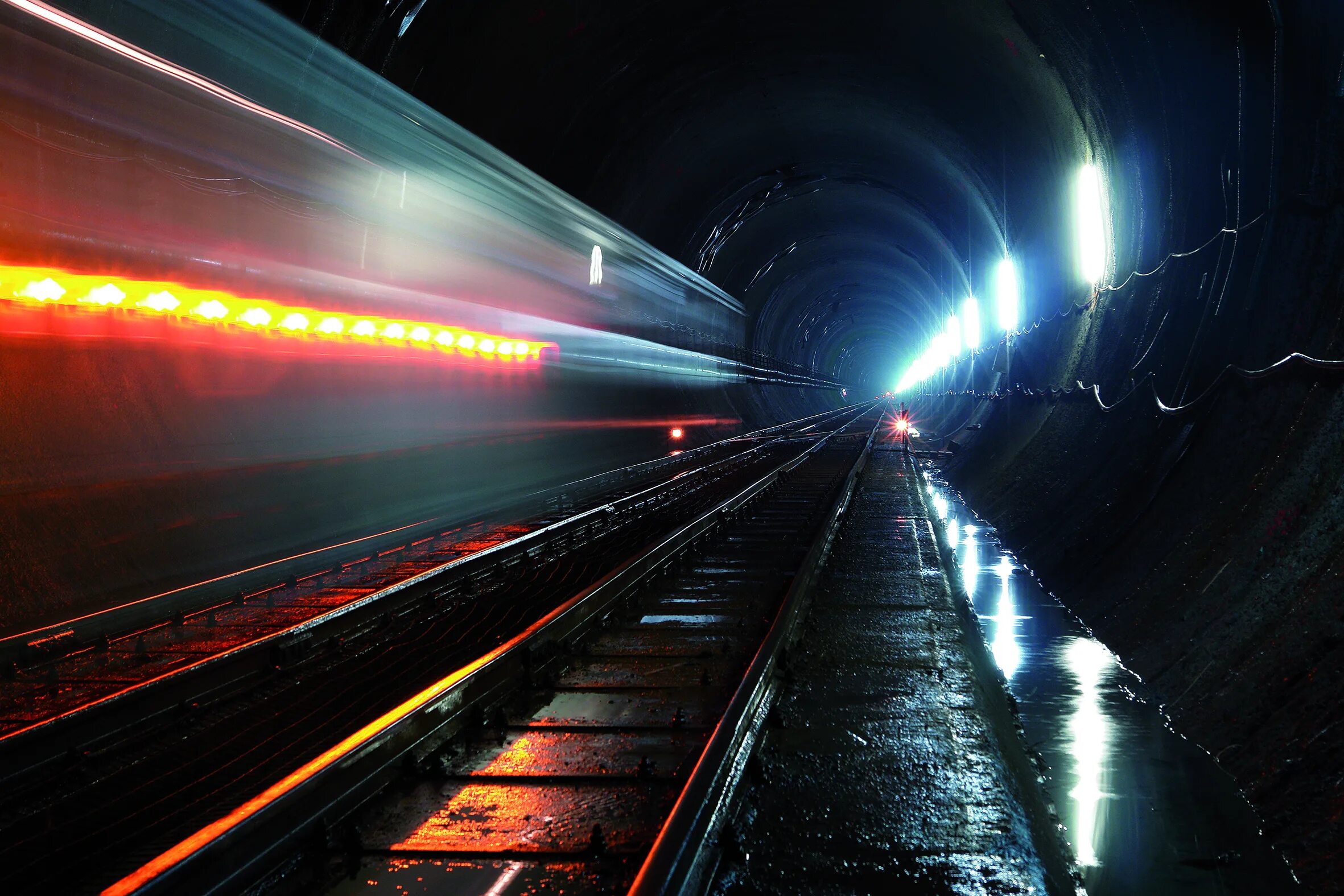 Перед входом в тоннель пассажирского поезда. Готардский базисный тоннель. Готардский Железнодорожный тоннель (1882). ЖД тоннель. Освещение тоннелей.