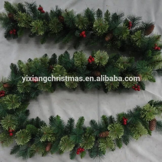 Герляндаизеловыхветок. Бортик ели новогодние. Как сделать гирлянду из искусственной елки. Украшение из искусственных еловых веток. Еловая гирлянда на окне.