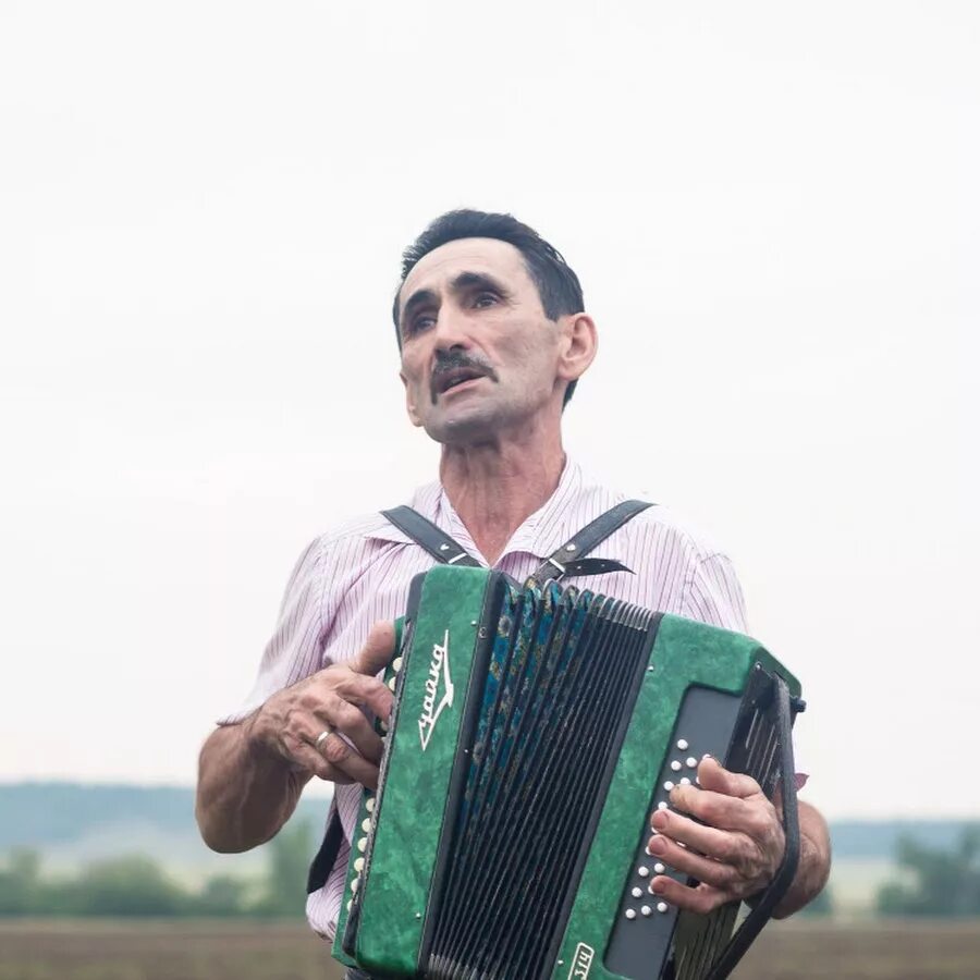 Tatar песни. Татарский гармонист. Татарская гармонь. Татарин с гармошкой. Татарин с гармонью.