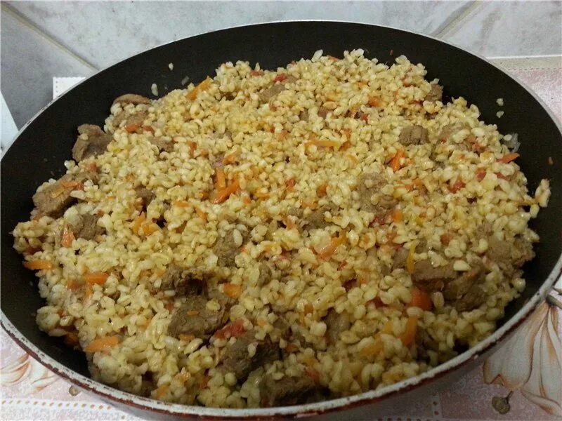 Перловка с тушенкой. Плов в скороварке. Плов с тушенкой. Плов с тушенкой. Булгур с тушенкой на сковороде.