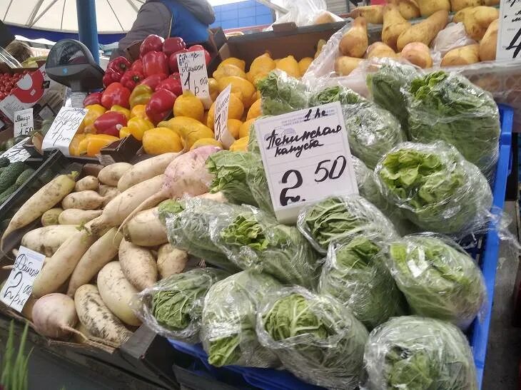 Цена овощей за кг. Зелень на рынке. Много зелени рынок. Зелень на прилавке рынка. Узбекский рынок зелени.