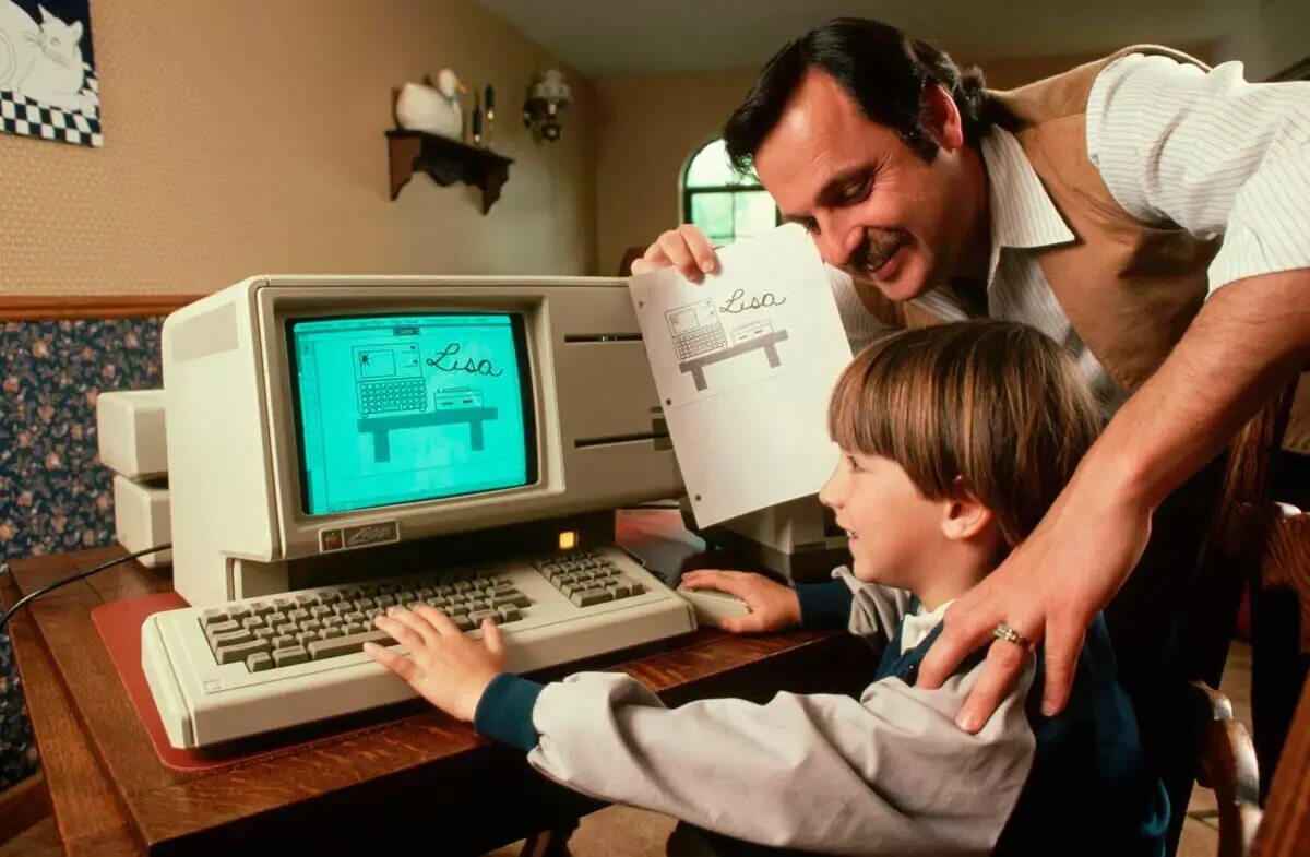 Мультяшка играющий в компьютерные игры. Play computer games flashcard. Человек зам компьютером. Мальчик, играющий в компьютерные игры рисунки. Интересные компьютерные истории.