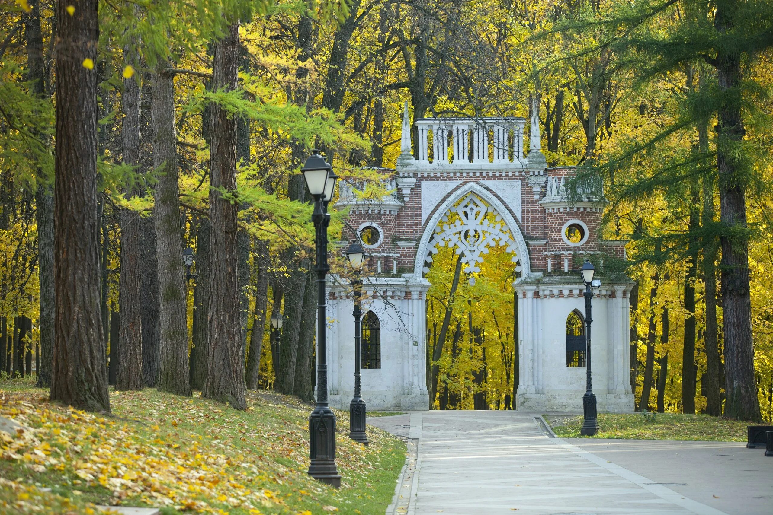 Работа парка царицыно. Виноградные ворота в Царицыно. Музей усадьба Царицыно. Фигурные ворота в Царицыно в Москве Баженов. Царицыно музей-заповедник ворота.