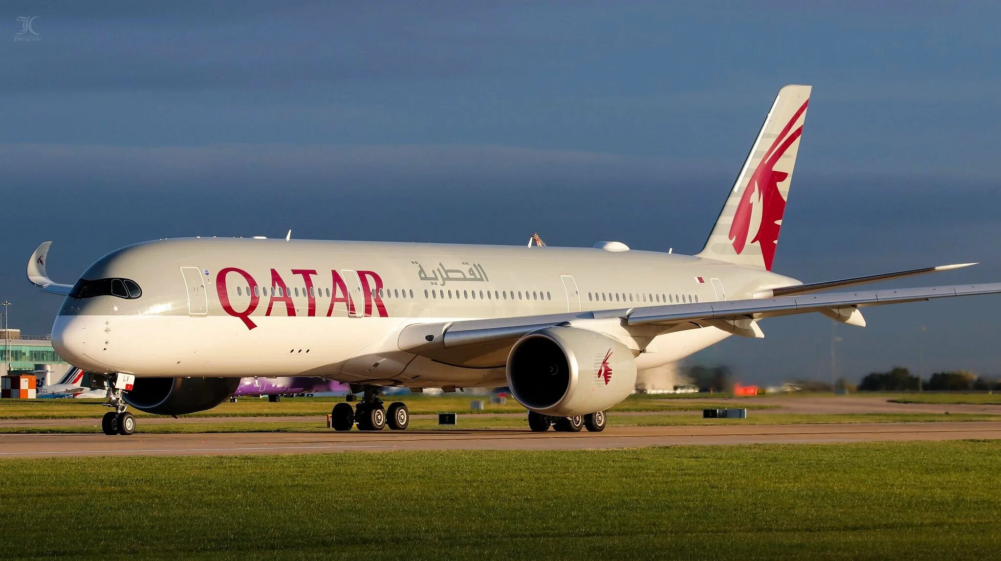 Катар дав. Катар авиакомпания. Самолет Катар Эйрвейз. Доха Катар авиакомпания. Авиакомпания Qatar Airways самолеты.