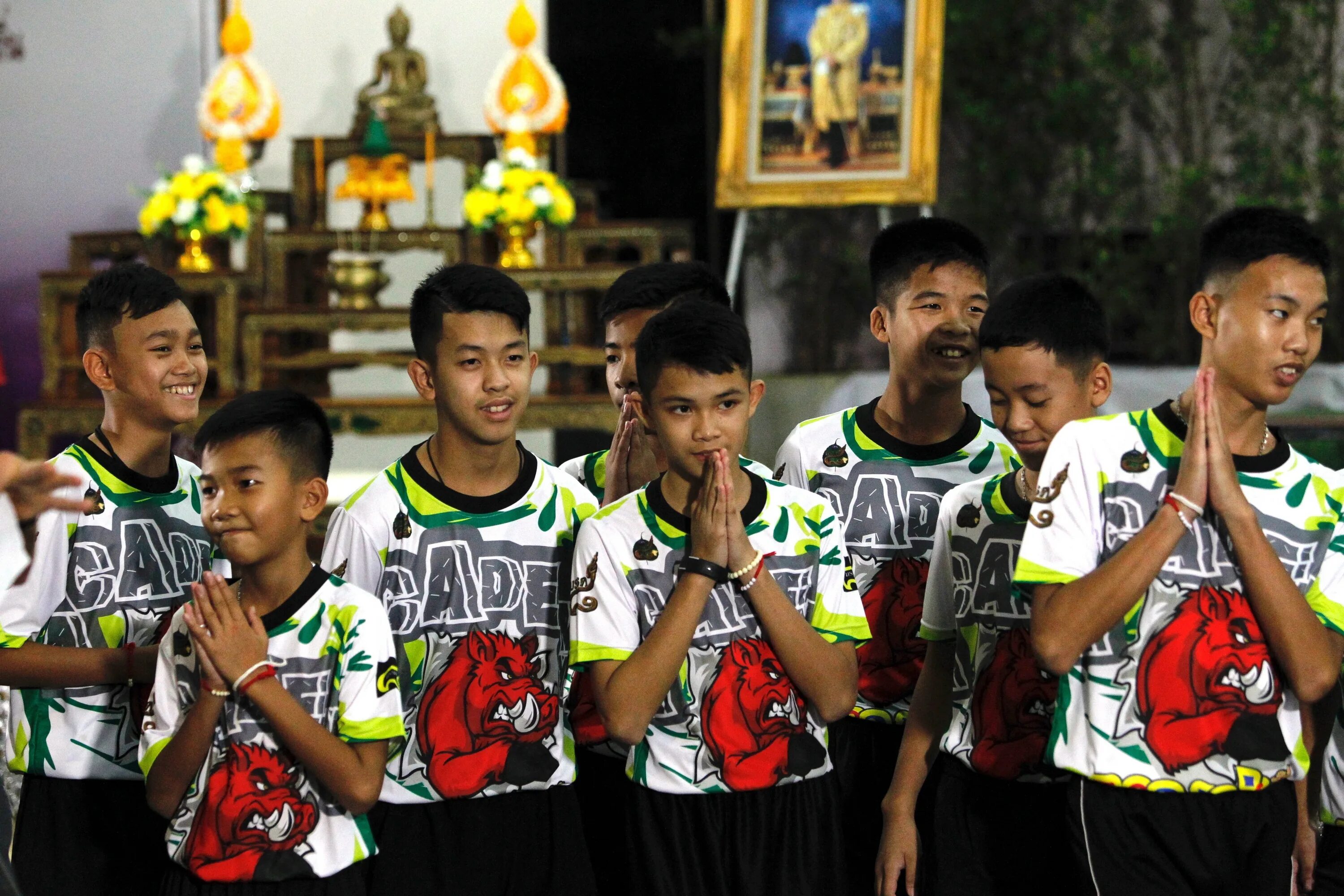 Тайки подростки. Тайланд дети. Тайские футболисты. Ребенок из Тайланда. Мальчики Тайланда.