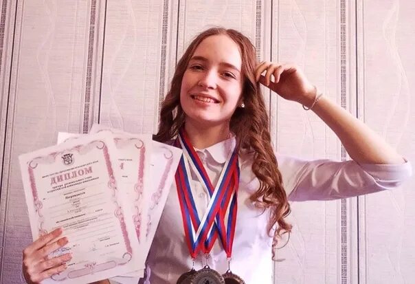Призер школьной олимпиады. Победитель всероссийской олимпиады школьников. Награждение школьников победителей олимпиад. Школы победители всероссийской олимпиады. Награждение призеров олимпиад школьников.
