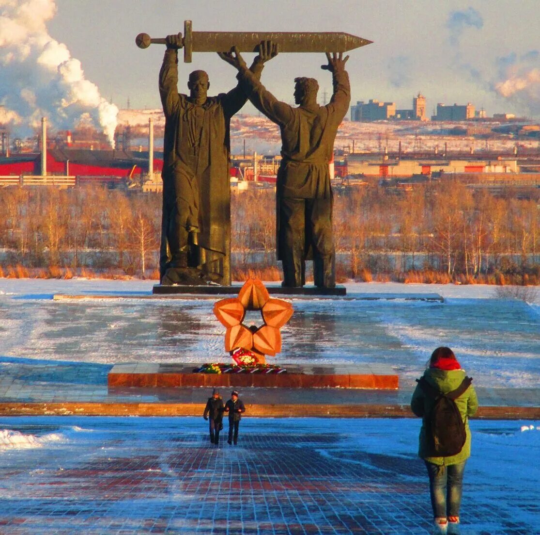 Магнитогорск монумент. Памятник тыл фронту в магнитогорске. скульптура тыл фронту магнитогорск. памятник тыл фронту в магнитогорске триптих. памятник фронт тылу магнитогорск монумент.