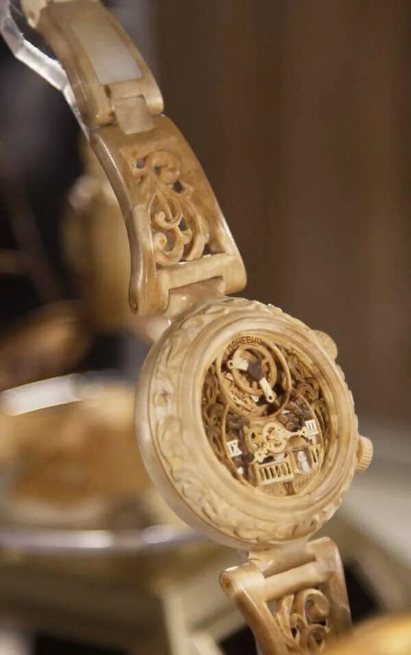 Wooden time. Даневич часы. Деревянные часы наручные. Ручные часы из дерева.