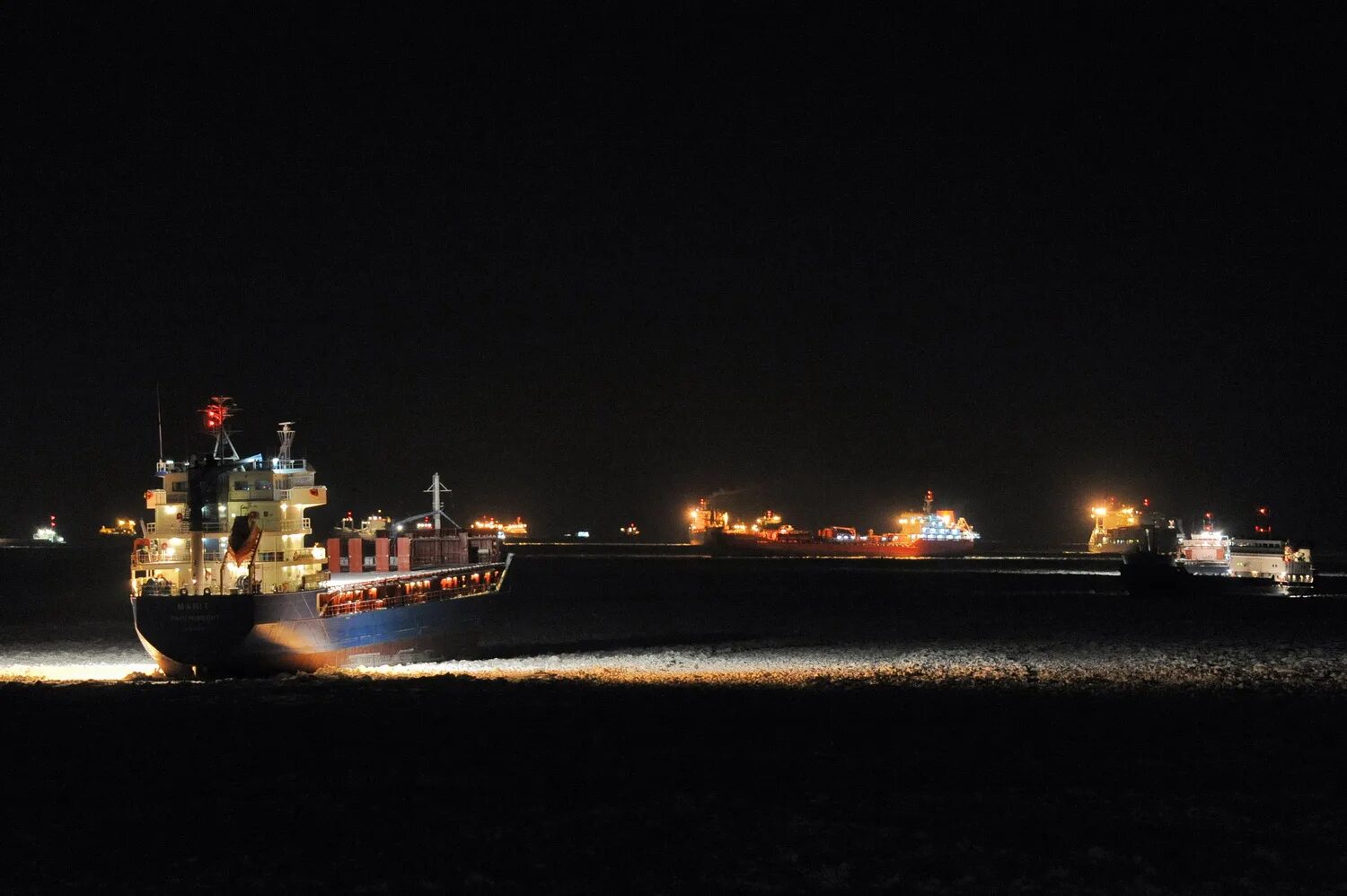 Сухогруз ночью. Огни судов в море. Предотвращение столкновений судов. Приоритет судов мппсс. Корабль в огне.