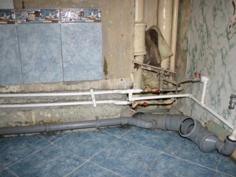 Полимербетонные трубы гвс хвс. Замена труб в самаре. Сантехника в квартире. Водопровод в ванной. Замена труб в самаре.
