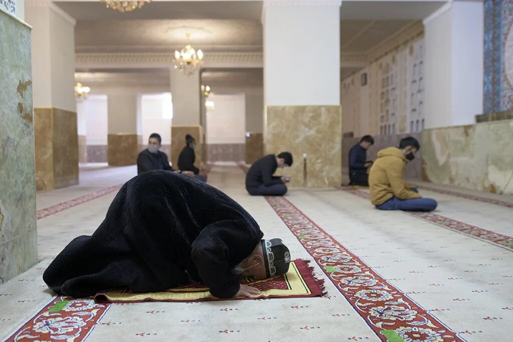 Намаз. Намаз в мечети. Коллективный намаз в мечети. Таджики намаз. Иртэнге намаз видео