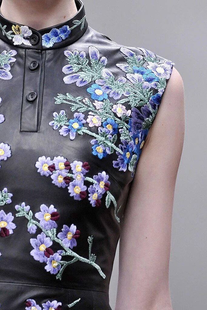 Вышивка гладью по готовой блузке. Подсолнухи на голубом. #embroibery_Olga #flow.