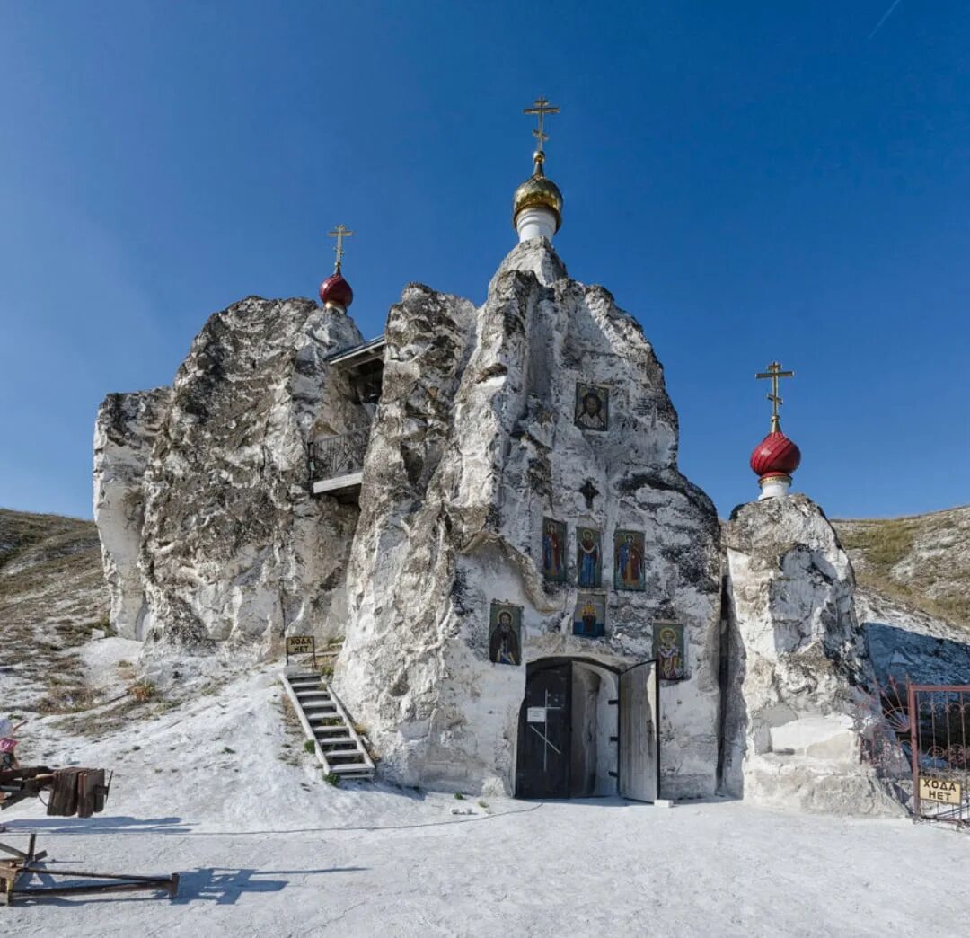 Костомарово женский монастырь сайт. Спасский монастырь с Костомарово. Костомаровский Спасский пещерный монастырь. Пещерный храм Костомаровский Спасский монастырь Воронежской области. Спасский женский монастырь в Костомарово.