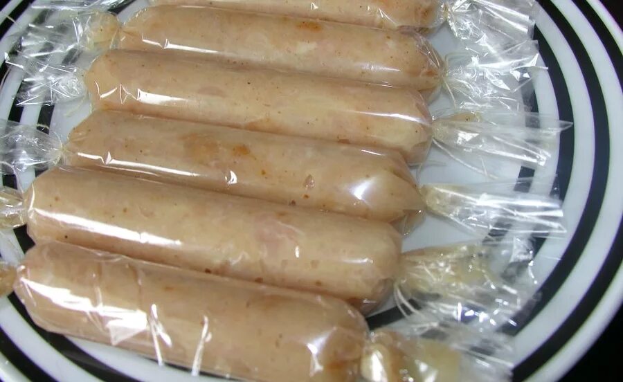Домашние куриные сосиски в пищевой. Домашние куриные сосиски. домашние сосиски из куриного. куриные сосиски в пленке. домашние сосиски из куриного филе.