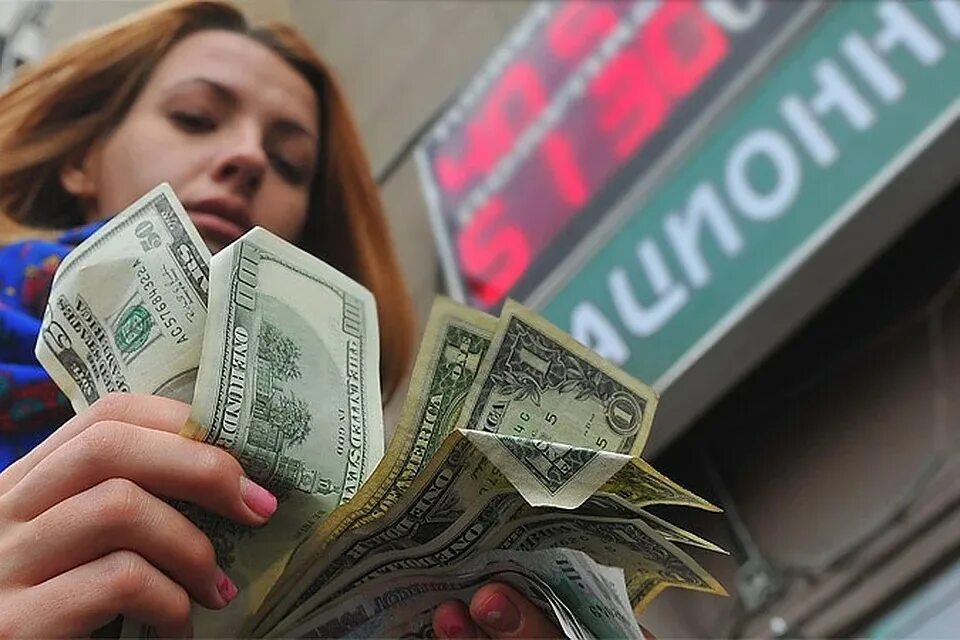 Денежный курс валют. Доллары в рубли. Фото доллар и рубль. Валюта в руках. Долар на руб.