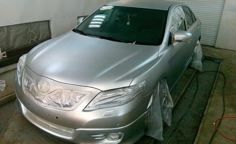 Покраска авто металликом своими руками. Серебристый цвет автомобиля. Мелирование сильвер грей. Краска металлик кэнди серебристый. Покраска серебристым цветом.