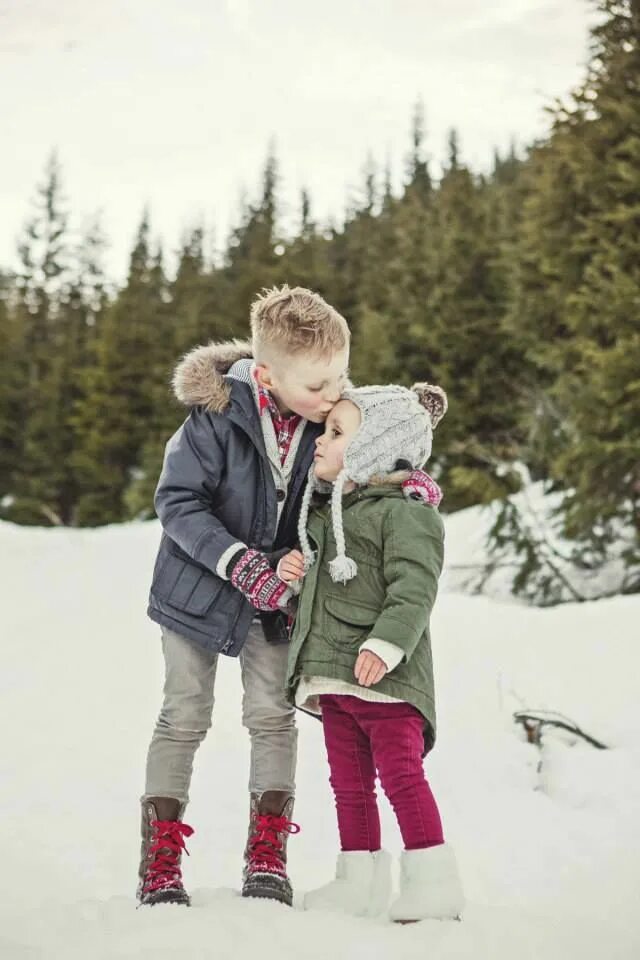 Зимняя фотосессия с ребенком. Семейная фотосессия зимой. Зимняя фотосессия в лесу семейная. Детская фотосессия зимой.