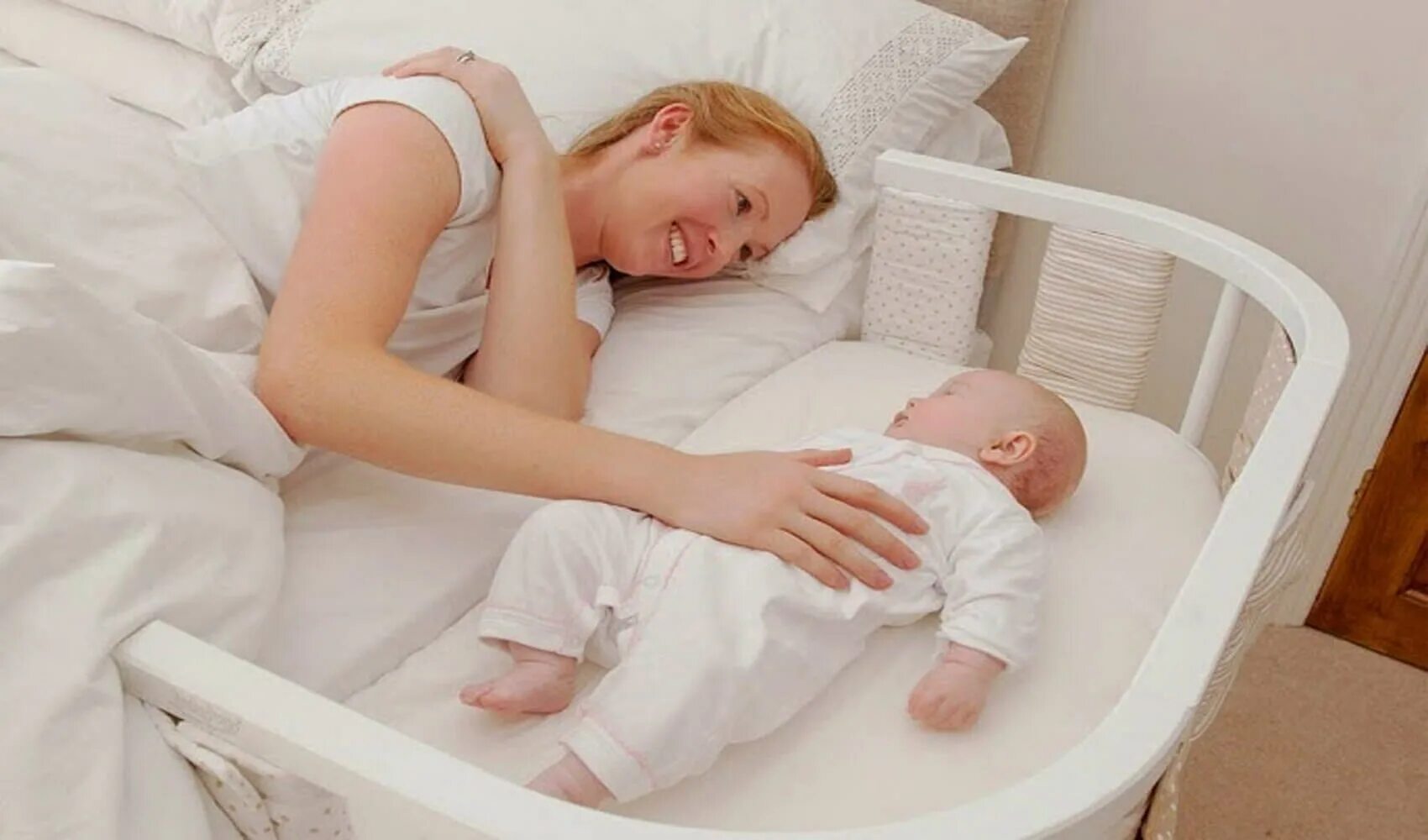 Ребенка надо уложить. Приставная кроватка для новорожденных. Приставная кровать для новорожденных. Детская приставная кровать для новорожденных. Приставная люлька для новорожденных к кровати.