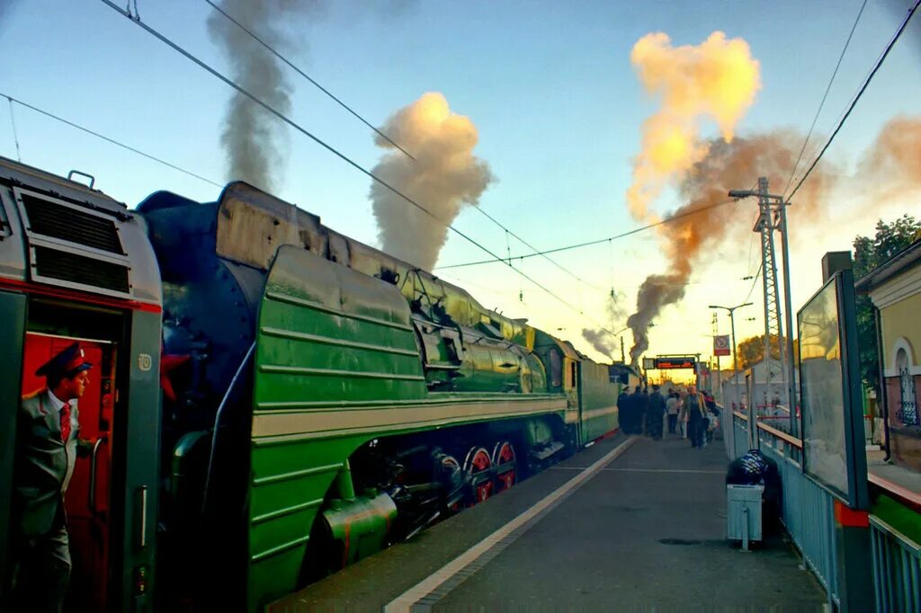 Приезд поезда москва. Картинки красочные и яркие прибывающего поезда.