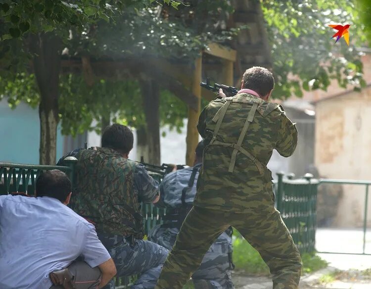 Террористы в школе 2004. Беслан 1 сентября 2004 штурм.