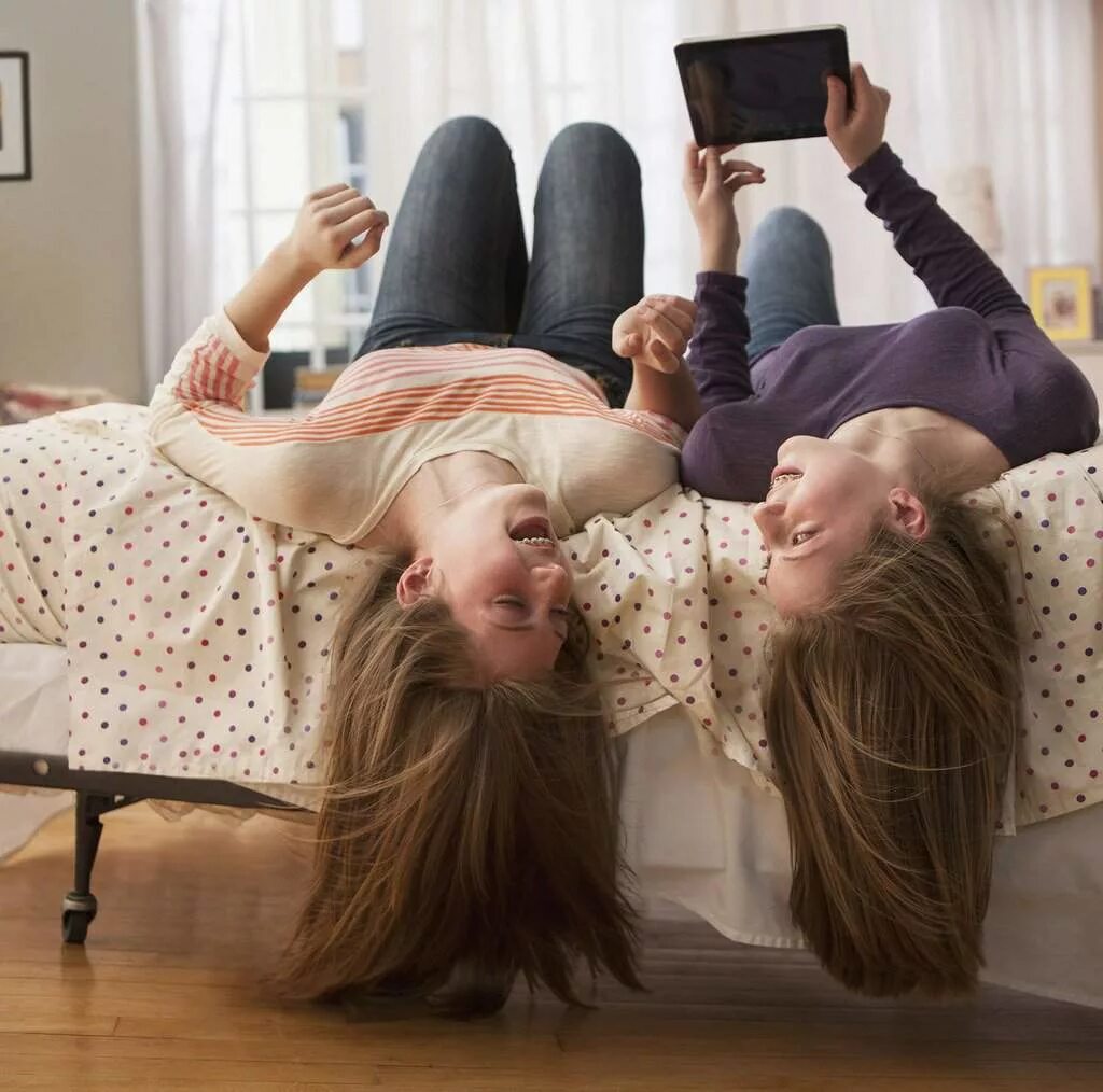 прикольные фотосессии с подругами. домашняя фотосессия с подругой. фотосессия подруг. ночёвка с подругой эстетика. что можно поделать вдвоем с подругой.