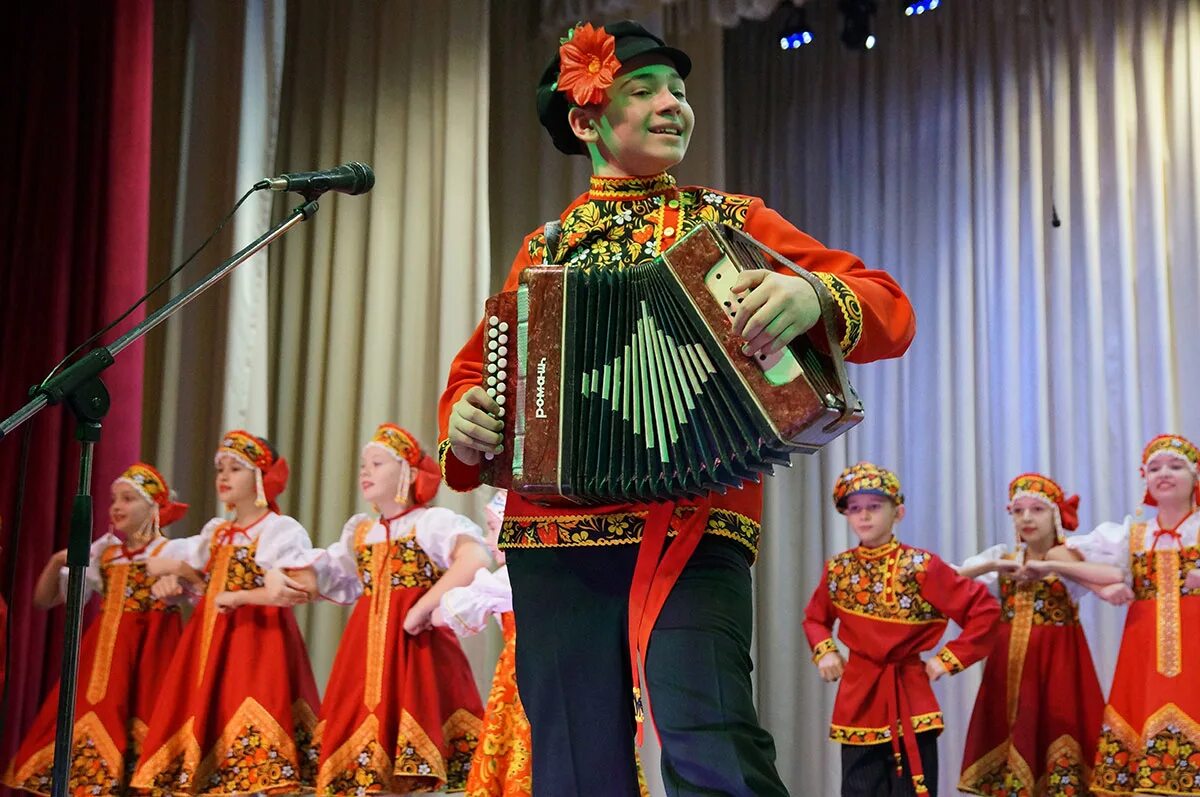 Ансамбль задоринки станица Новопокровская. Дом культуры ст Новопокровская. Фольклорный ансамбль задоринки. Новопокровское Краснодарский край.