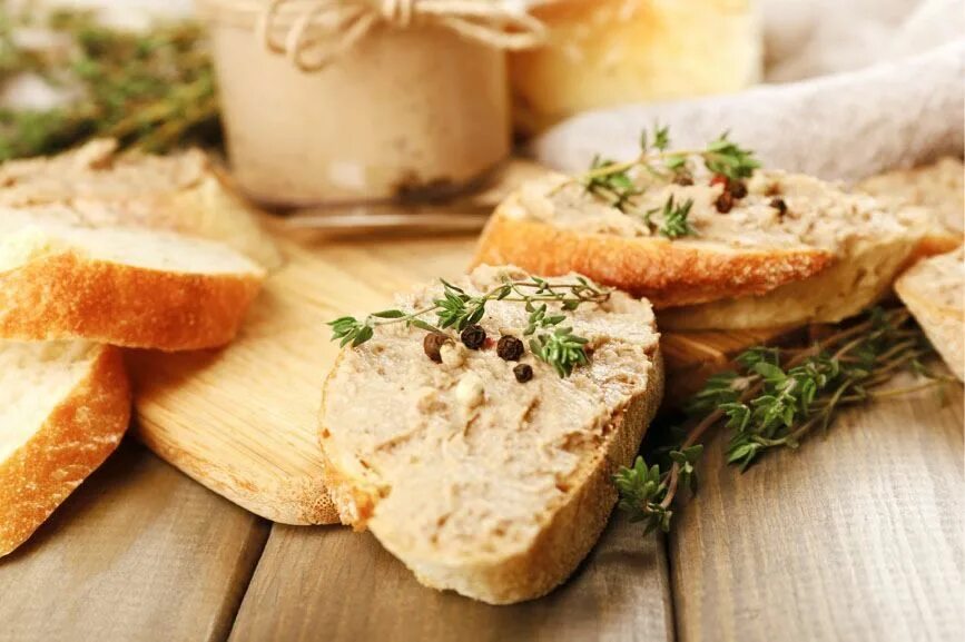 Паштет с грибами куриный рецепты. Паштет из курицы с грибами фото. паштет из грибов батон фото.