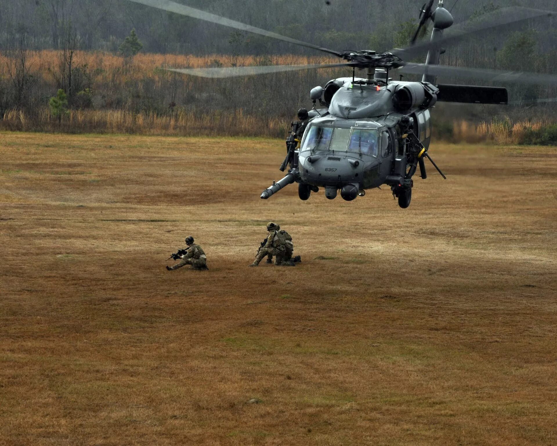 Sikorsky HH-60 Pave Hawk. Uh-60 Pave Hawk. Вертолеты высадка десанта США. Высадка десанта с uh-60.