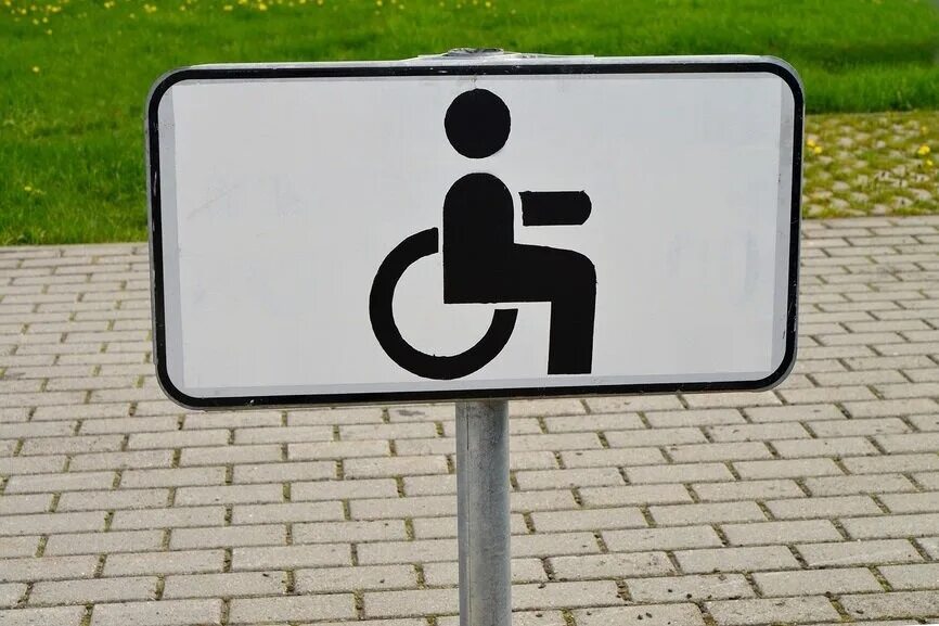 Парковка для инвалидов какой знак. Знак парковка для инвалидов. Табличка стоянка для инвалидов. Значок парковка для инвалидов. Табличка место парковки инвалидов.