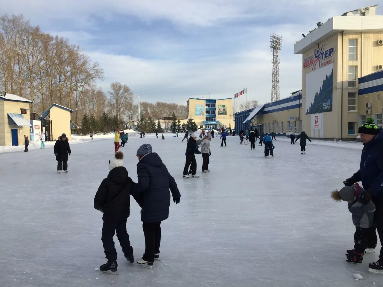 Каток шахтер кемерово. Каток шахтер кемерово. Каток тулун. Дк шахтеров кемерово каток. Каток шахтер.