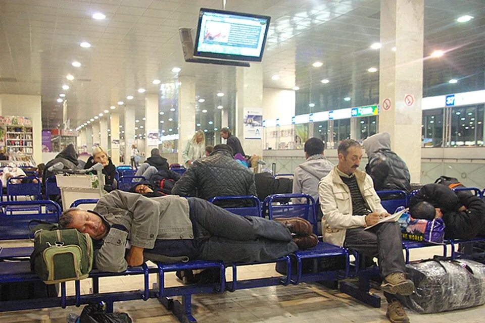 Почему сегодня закрыты аэропорты. Задержка рейсов. Фото Омского аэропорта с людьми. Казахстан зима люди аэропорт. Жду своего рейса.