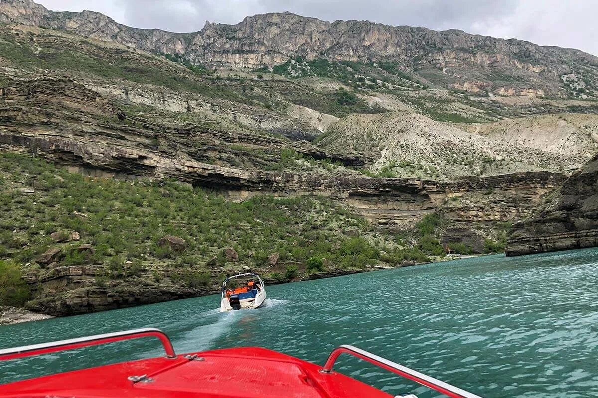 Red Boats Сулакский каньон. Сулакский каньон в Дагестане на катере. Сулакский каньон катер. Махачкала Сулакский каньон катер. Тур в дагестан из москвы на море
