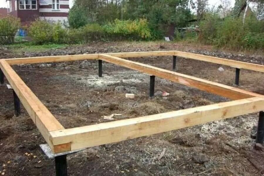 Сарай на сваях. Хозблок на сваях. Сарай. Сарай на сваях на дачу. Фундамент для сарая.