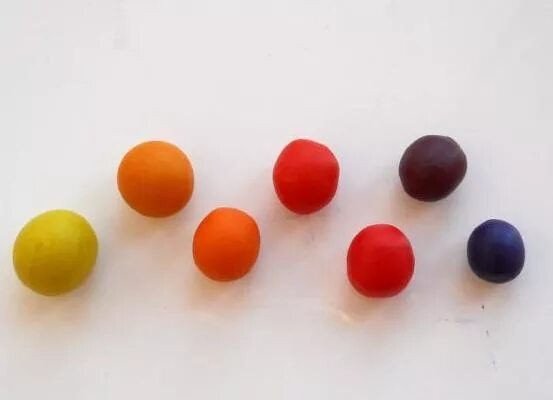 Цветные шарики из пластилина. Шарик из пластилина. Мячики лепка цветные. Лепка мячик в младшей группе.