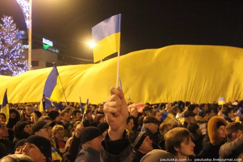 Украинцы донецка. Донбасс восстал. Майдан в Донецке. Русский режет украинца.