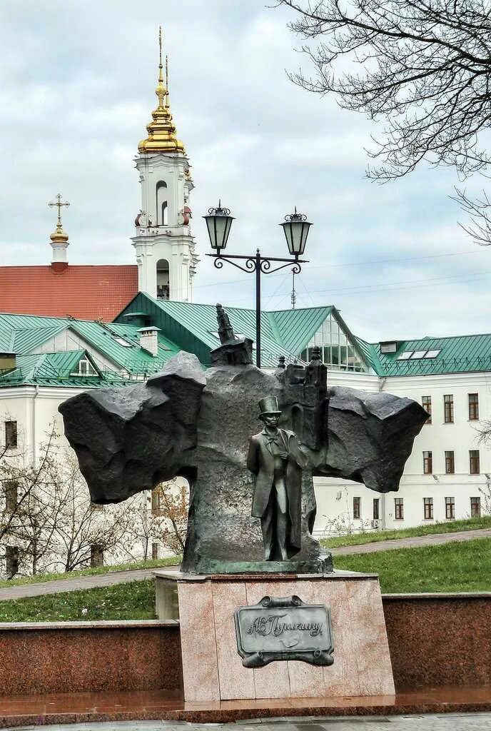 Памятник Пушкину в Витебске. Витебск Беларусь памятник. Витебск замковая площадь. Памятник Ольгерду в Витебске.