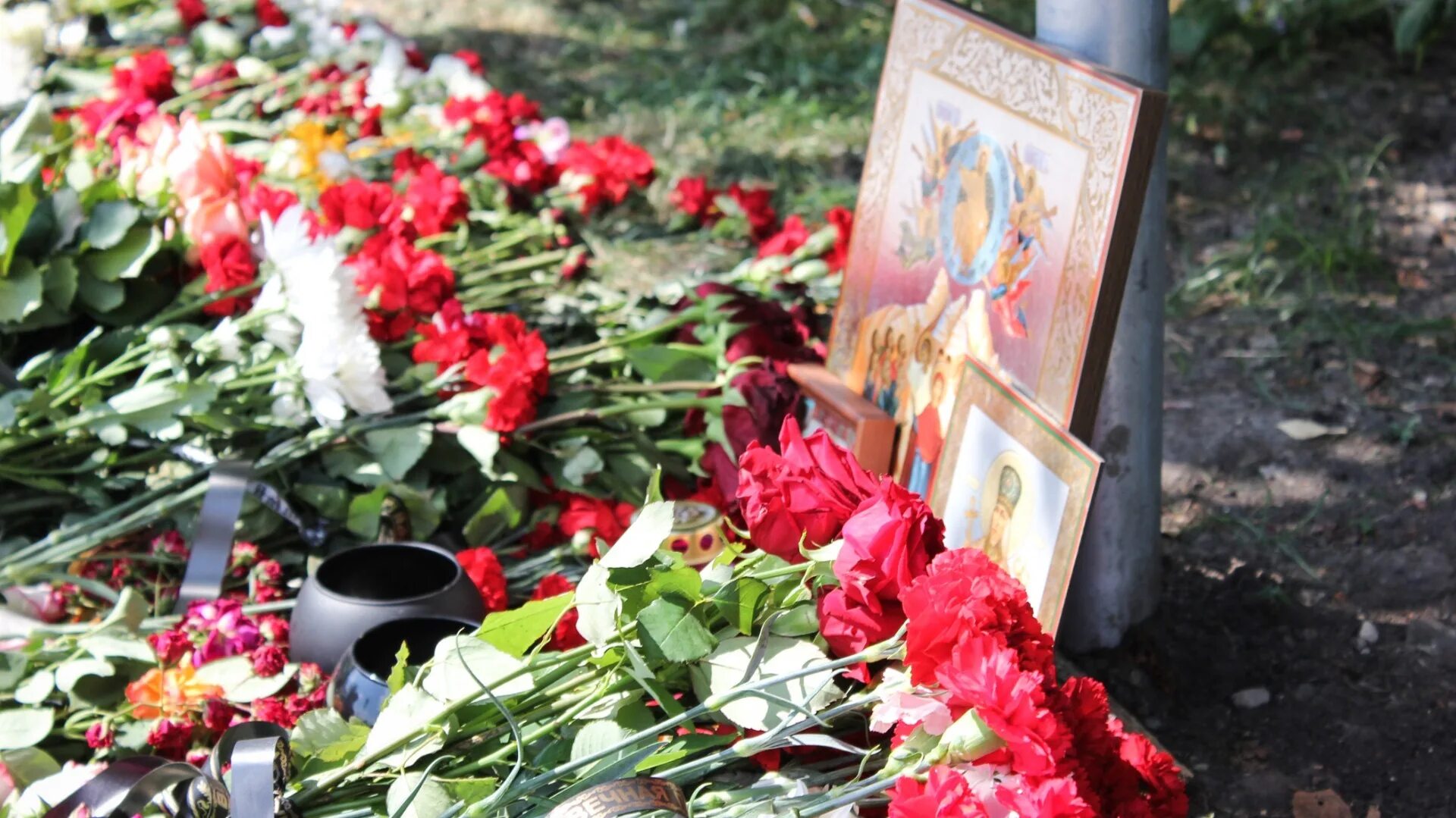 Выплаты супруге погибшего сво. Могилы погибших в авиакатастрофе.