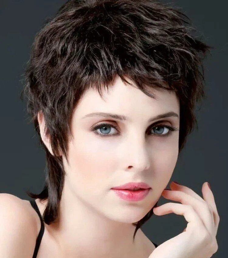 дебют и гаврош стрижки. стрижка гаврош на короткие. стрижка гаврош. боб гаврош на кудрявые волосы. пикси гаврош.