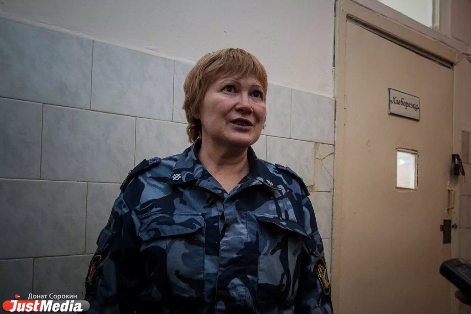 Охрана тюрьмы. Женщина надзиратель в тюрьме. Девушка надзиратель красивая в форме. Женщины надзирательницы в тюрьмах. Женщина охранник.