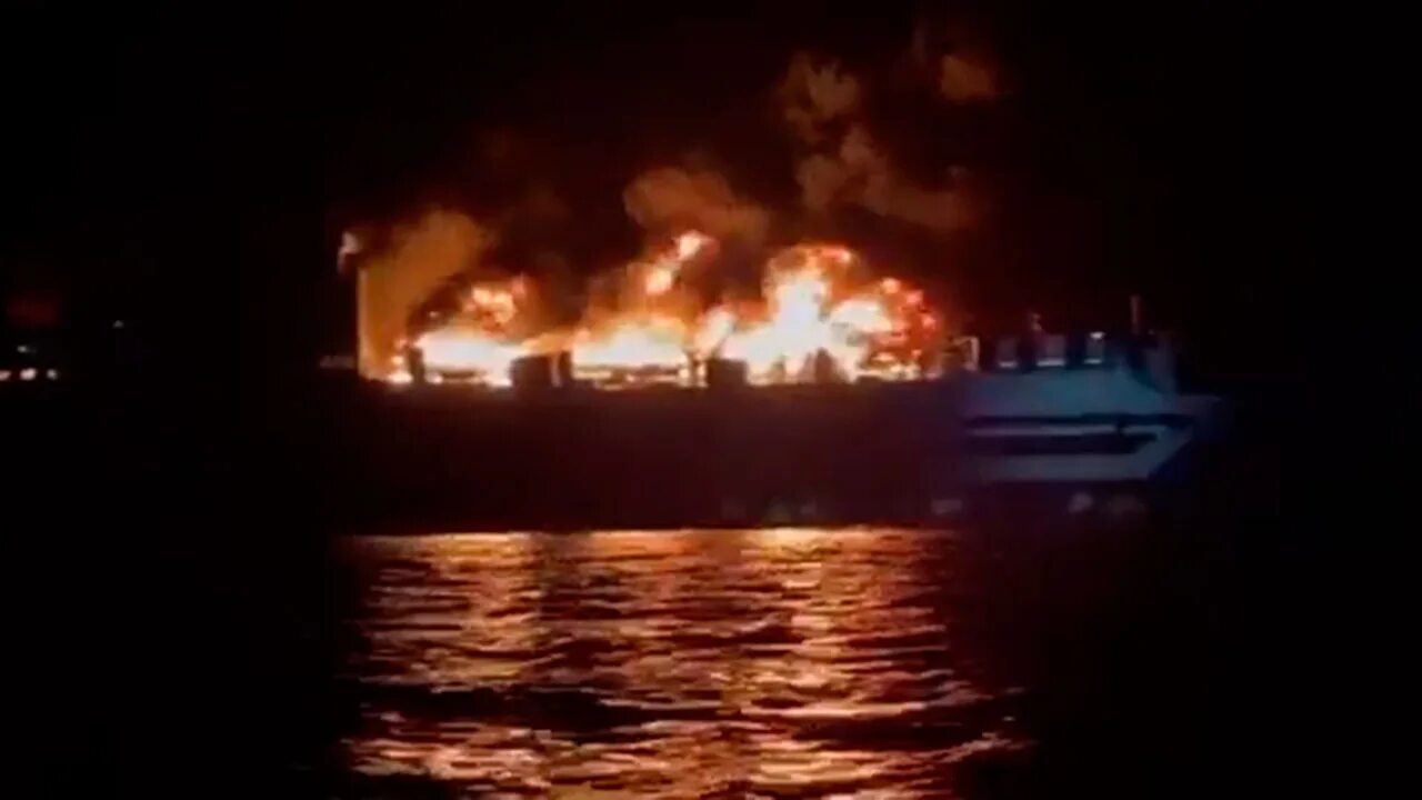 Сгорел лайнер. Пожар на судне. Сгорел лайнер. Сгоревший корабль. Горящий корабль.