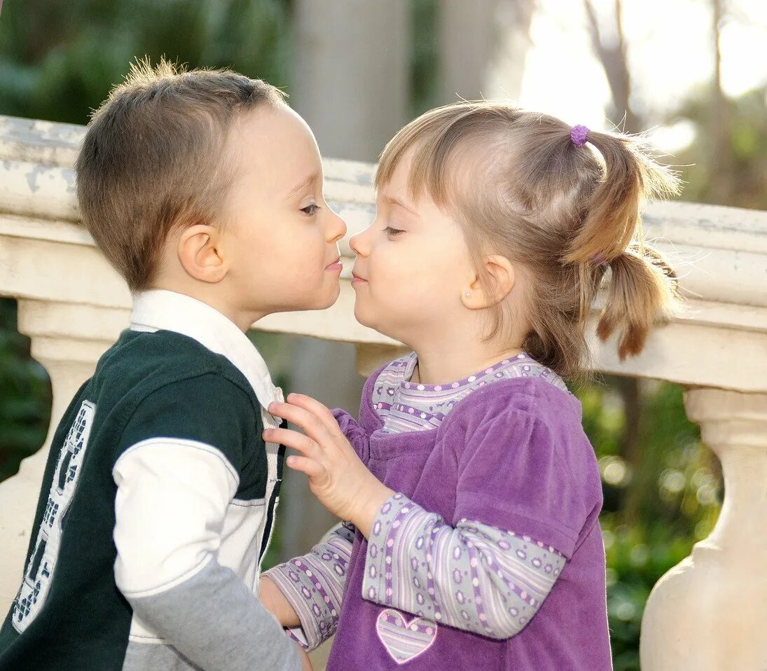 Французский поцелуй детей. Маленький мальчик целует девочку. Поцелуй мальчика и девочки. Детский поцелуй. Мальчик целует девочку.