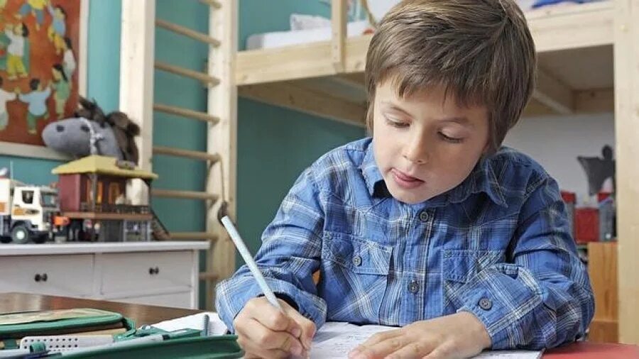 Трудолюбивый ребенок. Усидчивый ребенок. Старательный ученик. Дети школьники. Старательный ребенок.